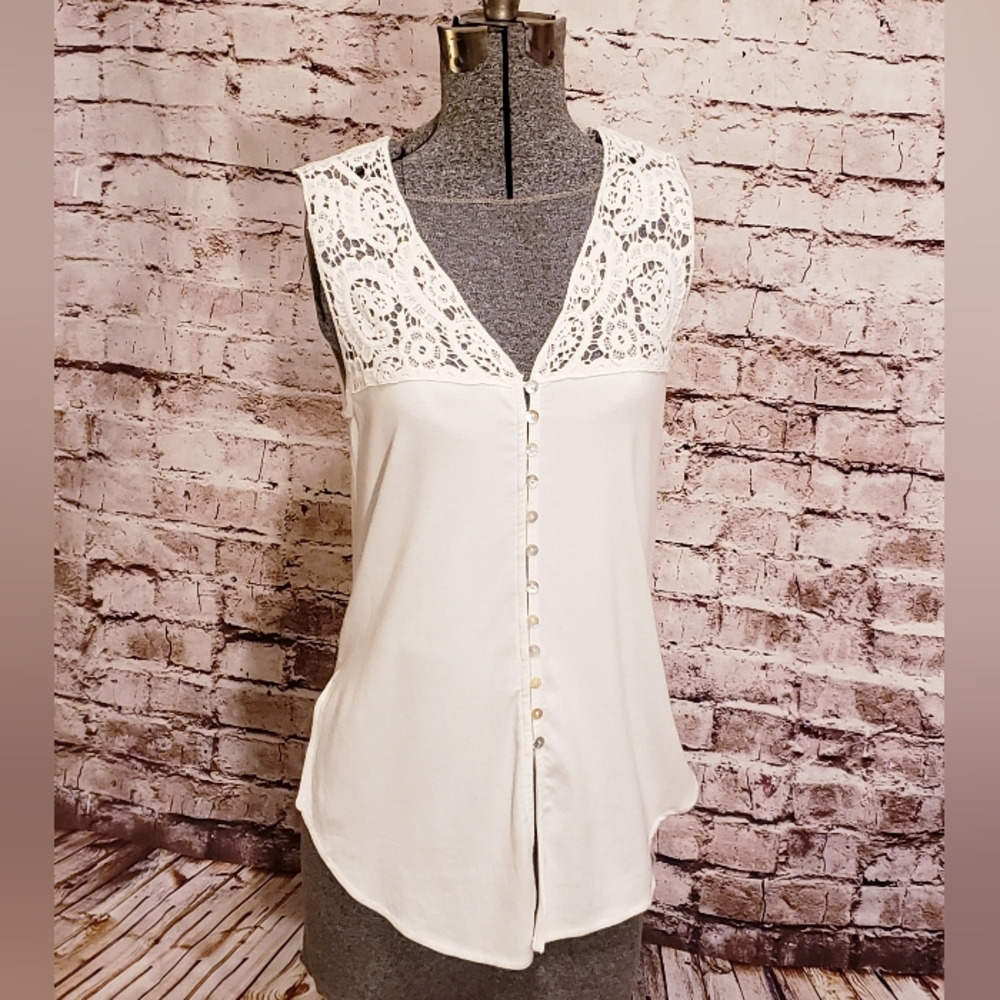 Gimmicks by BKE Cream Lace Button-Down Top